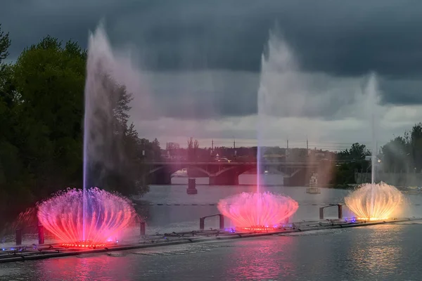 Ukrayna, Vinnytsia 'daki Güney Buh nehri üzerinde Roshen' in lazer animasyonlarıyla Müzikal Çeşme 'ye akşam manzarası. Mayıs 2021. Yüksek kalite fotoğraf