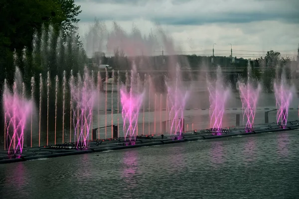 Ukrayna, Vinnytsia 'daki Güney Buh nehri üzerinde Roshen' in lazer animasyonlarıyla Müzikal Çeşme 'ye akşam manzarası. Mayıs 2021. Yüksek kalite fotoğraf