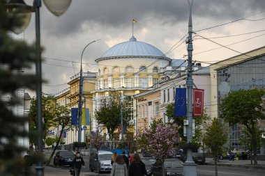 Vinnytsia, Ukrayna 'daki Soborna Caddesi' nde Bölge Konseyi 'nin tarihi binası. Mayıs 2021. Yüksek kalite fotoğraf