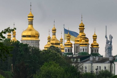 Ukrayna 'nın başkenti Kyiv' deki Kyiv Pechersk Lavra, Anavatan Anıtı ve Ukrayna 'nın Dev Bayrağı Panorama Manzarası. Yüksek kalite fotoğraf