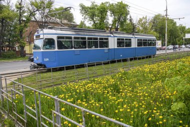Vinnytsia, Ukrayna 'da toplu taşıma mavi tramvay. Mayıs 2021. Yüksek kalite fotoğraf