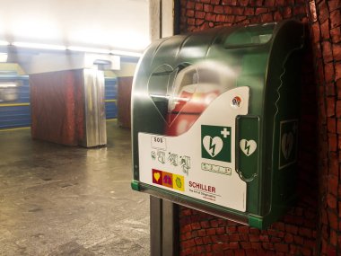 Kyiv metro istasyonunda AED defibrilatörü. Kyiv, Ukrayna. Mayıs 2021. Yüksek kalite fotoğraf