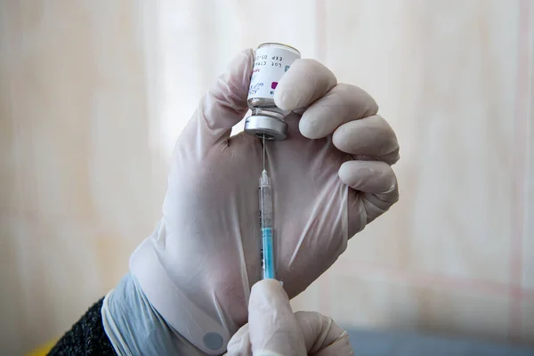Руки Медицинского Работника Защитных Перчатках Удаляют Дозу Коронавирусной Вакцины Astrazeneca — стоковое фото