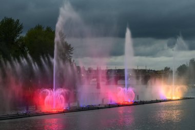 Ukrayna, Vinnytsia 'daki Güney Buh nehri üzerinde Roshen' in lazer animasyonlarıyla Müzikal Çeşme 'ye akşam manzarası. Mayıs 2021. Yüksek kalite fotoğraf