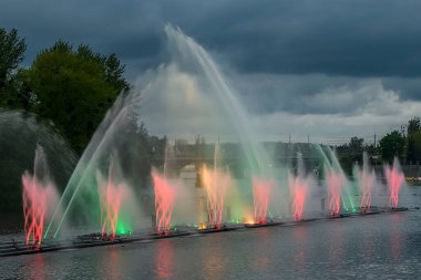 Ukrayna, Vinnytsia 'daki Güney Buh nehri üzerinde Roshen' in lazer animasyonlarıyla Müzikal Çeşme 'ye akşam manzarası. Mayıs 2021. Yüksek kalite fotoğraf
