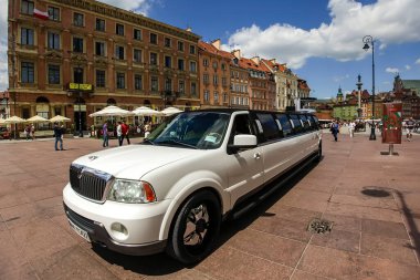Polonya 'nın eski Varşova kentindeki Castle Square yakınlarında özel durumlar için lüks beyaz bir limuzin. Haziran 2012. Yüksek kalite fotoğraf