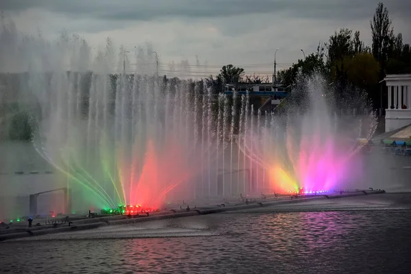 レーザーアニメーションと音楽噴水への夕景は ウクライナのヴィンチジアの南ブー川でロシェン 2021年5月 高品質の写真 — ストック写真