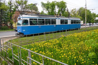 Vinnytsia, Ukrayna 'da toplu taşıma mavi tramvay. Mayıs 2021. Yüksek kalite fotoğraf