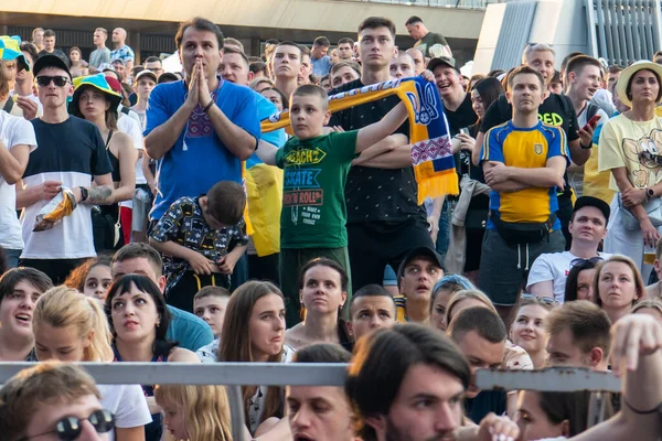 Torcedores Futebol Ucranianos Torcem Fan Zone Centro Kiev Ucrânia Junho — Fotografia de Stock