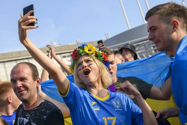 Ukrán Focirajongók Éljeneznek Rajongói Zónában Kijevben Ukrajnában 2021 Június Miközben — Stock Fotó