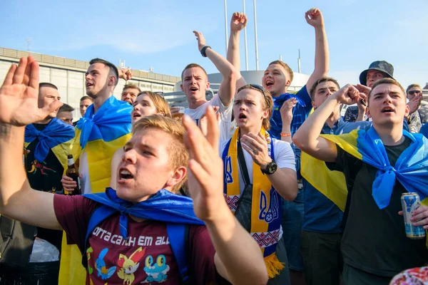 Ukrán Focirajongók Éljeneznek Rajongói Zónában Kijevben Ukrajnában 2021 Június Miközben — Stock Fotó