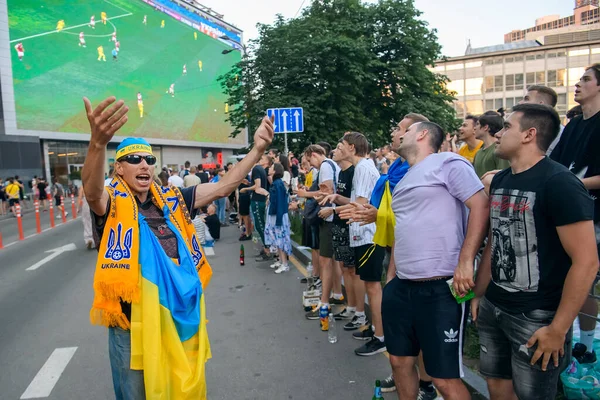 Oekraïense Voetbalfans Juichen Bij Fan Zone Het Centrum Van Kiev — Stockfoto