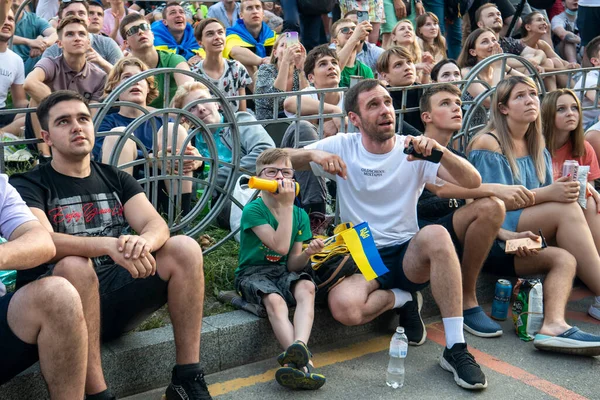 Torcedores Futebol Ucranianos Torcem Fan Zone Centro Kiev Ucrânia Junho — Fotografia de Stock