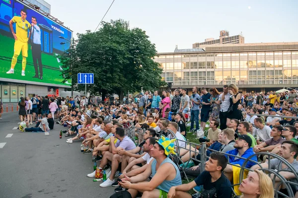 Penggemar Sepak Bola Ukraina Bersorak Zona Penggemar Pusat Kota Kyiv — Stok Foto