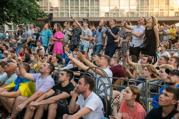 Kibice Ukraińskiej Piłki Nożnej Kibicują Strefie Kibica Centrum Kijowa Ukrainie — Zdjęcie stockowe