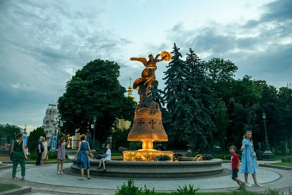 Fonte com uma escultura do Arcanjo Miguel no parque Volodymyr Hill na parte histórica de Kiev, Ucrânia. — Fotografia de Stock