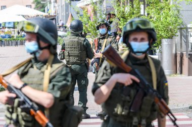 Ukrayna 'nın başkenti Kyiv' de yapılan anti terörist tatbikatlar sırasında maske takan SBU ve polis memurları. 4 Temmuz 2021. Yüksek kalite fotoğraf