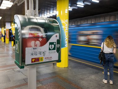 Kyiv metro istasyonunda AED defibrilatörü. Kyiv, Ukrayna. Haziran 2021. Yüksek kalite fotoğraf