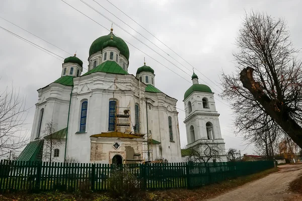 乌克兰Novhorod Siverskyi古城的东正教假定大教堂 October 2014 高质量的照片 — 图库照片