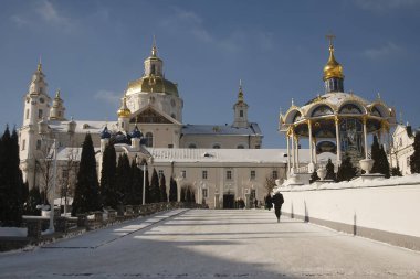 Ukrayna, Pochayiv Lavra, Pochayiv 'in Çan Kulesi ve Varsayım Katedrali. Ocak 2009. Yüksek kalite fotoğraf