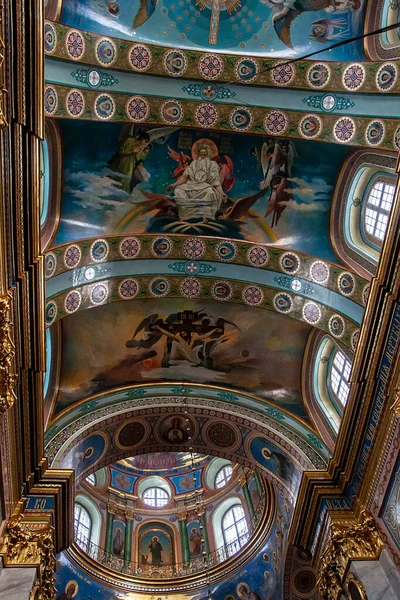 Interior de la Catedral Trinidad de la Santa Dormición Pochayiv Lavra, Pochayiv, Ucrania. Enero de 2009 — Foto de Stock