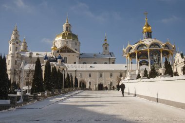 Ukrayna, Pochayiv Lavra, Pochayiv 'in Çan Kulesi ve Varsayım Katedrali. Ocak 2009
