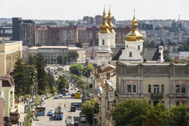 Ukrayna, Vinnytsia 'daki Soborna Caddesi ve Ortodoks Kutsal Dönüşüm Katedrali' nin panoramik manzarası. Temmuz 2021