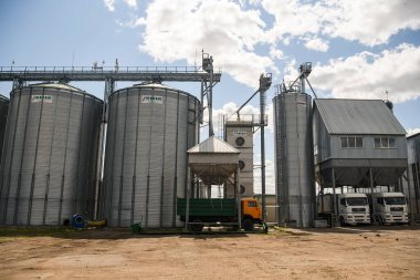 Ukrayna 'nın Vinnytsia bölgesindeki bir çiftlikte modern tahıl asansörü. Temmuz 2021. Yüksek kalite fotoğraf