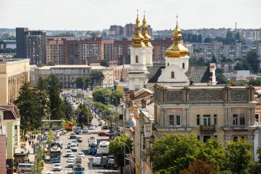Ukrayna, Vinnytsia 'daki Soborna Caddesi ve Ortodoks Kutsal Dönüşüm Katedrali' nin panoramik manzarası. Temmuz 2021. Yüksek kalite fotoğraf