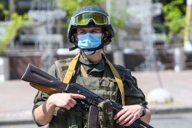Ukrayna 'nın başkenti Kyiv' de yapılan anti-terörist tatbikatlar sırasında maskeli bir polis memuru. 4 Temmuz 2021. Yüksek kalite fotoğraf