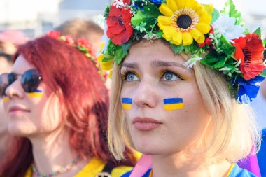 Ukraynalı futbol taraftarları Ukrayna ile Avusturya arasında oynanan UEFA 2020 maçını izlerken 21 Haziran 2021 'de Ukrayna' nın başkenti Kyiv 'deki Fan Zone' de tezahürat yaptılar. Yüksek kalite fotoğraf