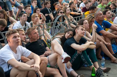 Ukraynalı futbol taraftarları Ukrayna ile Avusturya arasında oynanan UEFA 2020 maçını izlerken 21 Haziran 2021 'de Ukrayna' nın başkenti Kyiv 'deki Fan Zone' de tezahürat yaptılar. Yüksek kalite fotoğraf