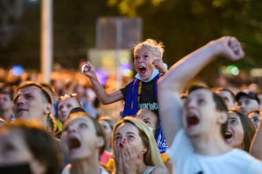 Ukraynalı futbol taraftarları Ukrayna ile İngiltere arasında oynanan UEFA EURO 2020 maçını izlerken Ukrayna 'nın başkenti Kyiv' deki Fan Zone 'de tezahürat yapıyorlar. Yüksek kalite fotoğraf