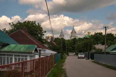 Arka planda Ortodoks katedrali olan Korets şehrinin caddesi. Koretler, Rivne bölgesi, Ukrayna. Ağustos 2021. Yüksek kalite fotoğraf