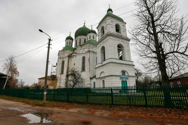 Orthodoxe kathedraal van de Hemelvaart in de oude historische stad Novhorod-Siversky, Oekraïne. oktober 2014 — Stockfoto