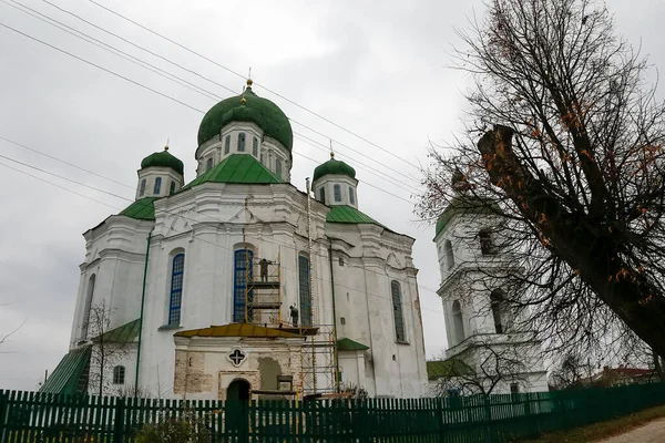 Orthodoxe kathedraal van de Hemelvaart in de oude historische stad Novhorod-Siversky, Oekraïne. oktober 2014 — Stockfoto