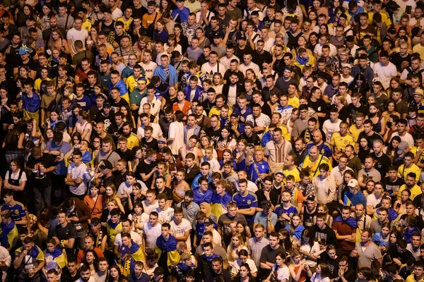 Torcedores de futebol ucranianos torcem na Fan Zone em Kiev, Ucrânia, 03 de julho de 2021 UEFA EURO 2020 jogo entre Ucrânia e Inglaterra — Fotografia de Stock