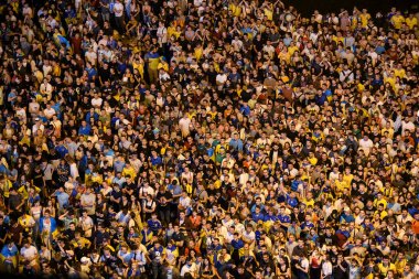 Ukraynalı futbol taraftarları Ukrayna 'nın Kyiv kentindeki Fan Zone' da tezahürat yapıyorlar, 3 Temmuz 2021 UEFA EURO 2020 maçı Ukrayna ve İngiltere arasında