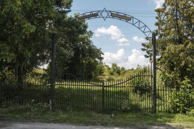 Kirkut girişi ya da Ukrayna 'nın Rivne bölgesindeki Korets kasabasındaki eski Yahudi mezarlığı. Ağustos 2021