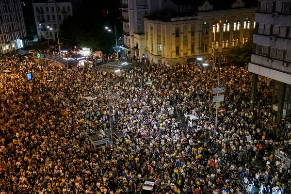 Ukrainian soccer fans cheer at Fan Zone in Kyiv, Ukraine, July 03, 2021 UEFA EURO 2020 match between Ukraine and England — Stock Photo, Image