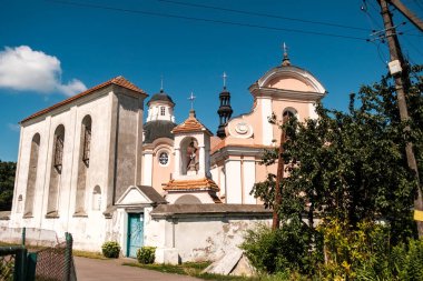 Ukrayna 'nın Rivne bölgesindeki eski St. Anthony Katolik Kilisesi manzarası. Ağustos 2021. Yüksek kalite fotoğraf