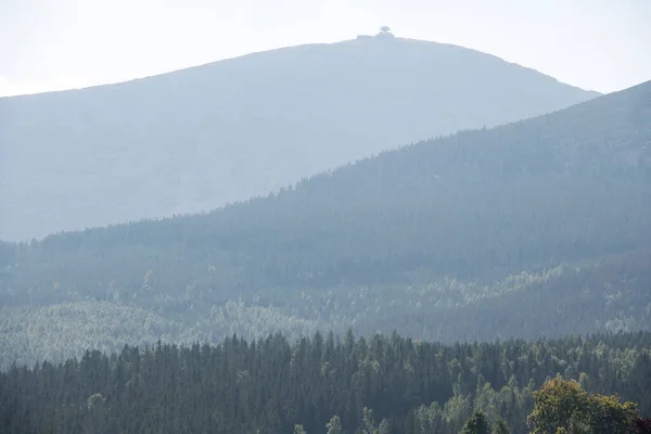Vista a Sniezka, la montaña más alta de la Cordillera Silesia en las Montañas Gigantes desde Karpacz, Polonia —  Fotos de Stock