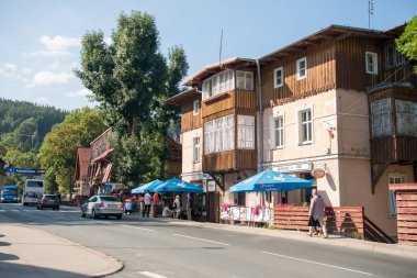 Karpacz caddelerindeki evler ve oteller, Aşağı Silezya, Polonya 'daki spa merkezi ve kayak merkezi, Eylül 2021. Yüksek kalite fotoğraf