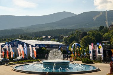 Silesian Sırtı 'nın en yüksek dağı olan Karpacz, Polonya' daki Karkonosze Dağları 'ndaki en büyük otel olan Golebiewski Oteli' ne bakın. Yüksek kalite fotoğraf