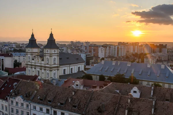 Coucher de soleil sur le centre historique et la cathédrale de la Résurrection du Christ depuis l'hôtel de ville. Ivano-Frankivsk, Ukraine — Photo