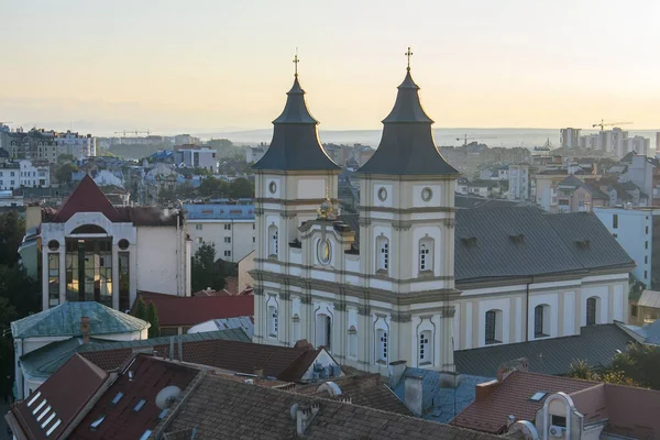 市役所の建物から歴史的な中心部とキリストの復活の大聖堂への日没の景色。ウクライナのイヴァノフランキスク — ストック写真