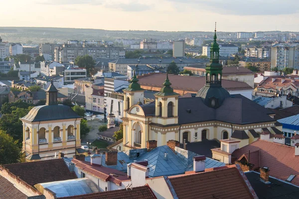 Belediye binasından tarihi merkez ve Roma Katolik Kilisesi Bakire Meryem 'e bakın. Ivano-Frankivsk, Ukrayna — Stok fotoğraf