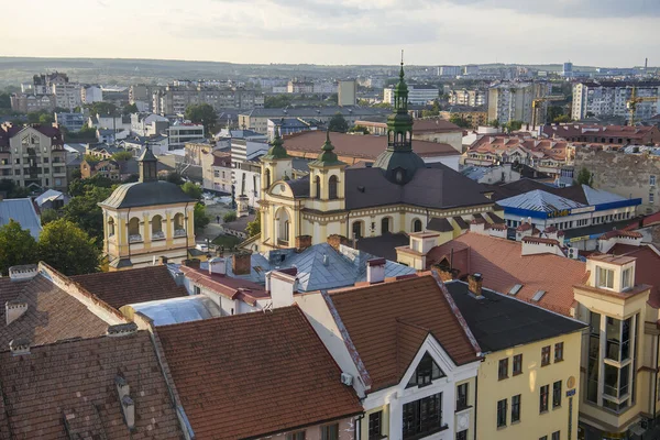 Belediye binasından tarihi merkez ve Roma Katolik Kilisesi Bakire Meryem 'e bakın. Ivano-Frankivsk, Ukrayna — Stok fotoğraf