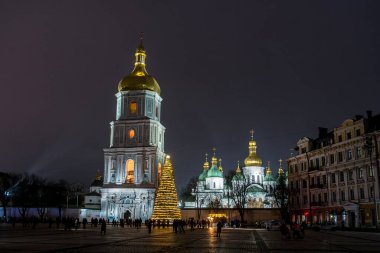 Kyiv 'in Ukrayna enerji altyapısı Kyiv, Ukrayna' da 6 Aralık 2025 'te yaşanan kesintiler sırasında St. Sophia Katedrali' nin önündeki ana Noel ağacı. Yüksek kalite fotoğraf