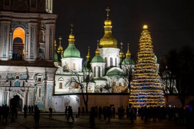 Kyiv 'in Ukrayna enerji altyapısı Kyiv, Ukrayna' da 6 Aralık 2025 'te yaşanan kesintiler sırasında St. Sophia Katedrali' nin önündeki ana Noel ağacı. Yüksek kalite fotoğraf